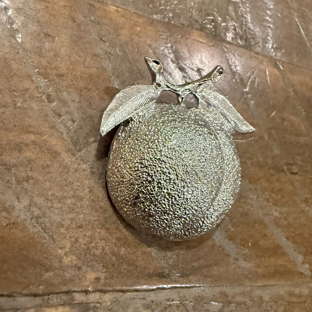 Sarah Coventry Silver Toned Peach Brooch 🍑